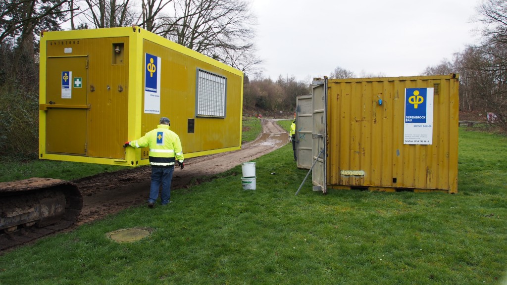 Baucontainer werden auf den Spielplatz gestellt