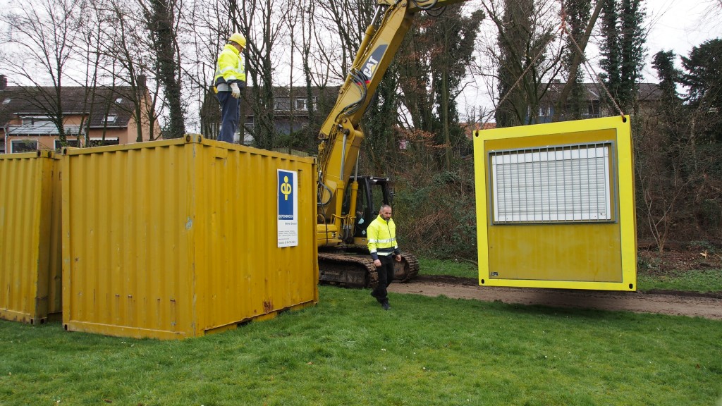Baucontainer werden auf den Spielplatz gestellt