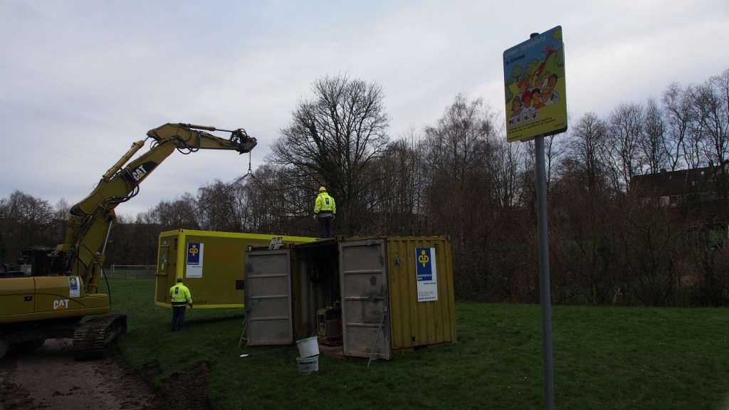 Baucontainer werden auf den Spielplatz gestellt