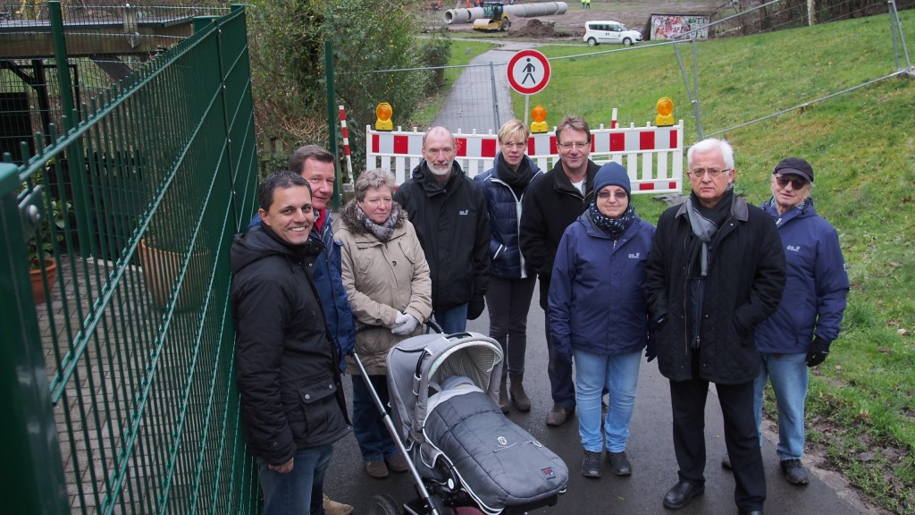 Besorgte und empörte Bürger treffen sich spontan an der Baustelle Am Kuhlenkamp und empören sich