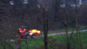 Baufahrzeuge befahren die Grünanlage