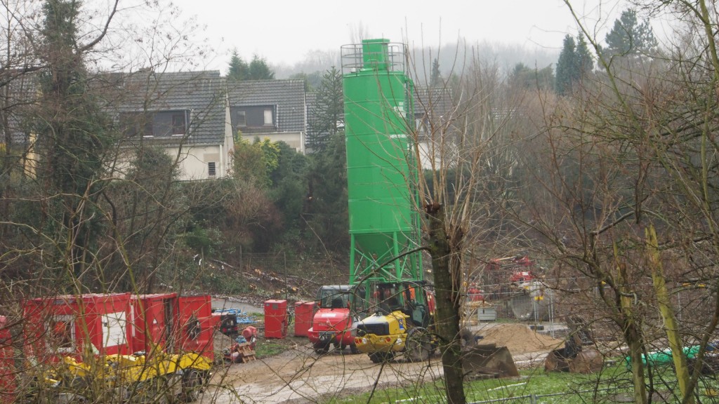 Vorbereitung der Verfüllung der alten Bergwerkstollen unter dem Sportplatz
