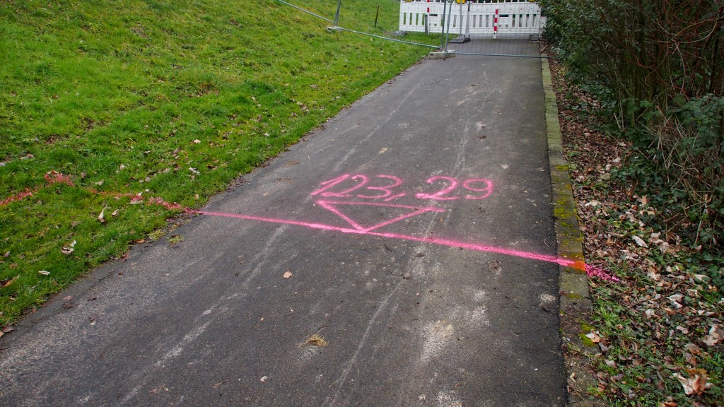 Markierungen auf dem westlichen Weg zum Sportplatz