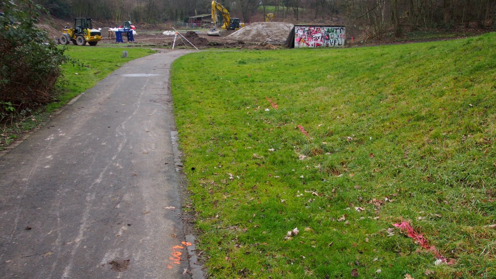 Markierungen aneben dem westlichen Weg zum Sportplatz - vermutlich der Verlauf der neuen Straße