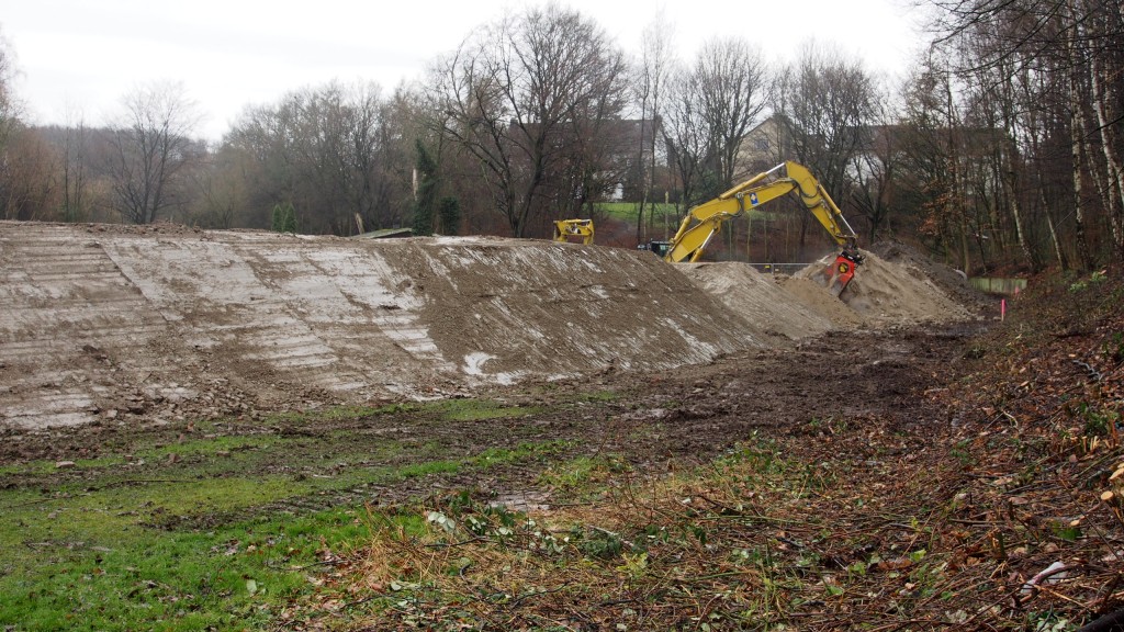Hohe Erdwälle an der Sportplatz Westseite