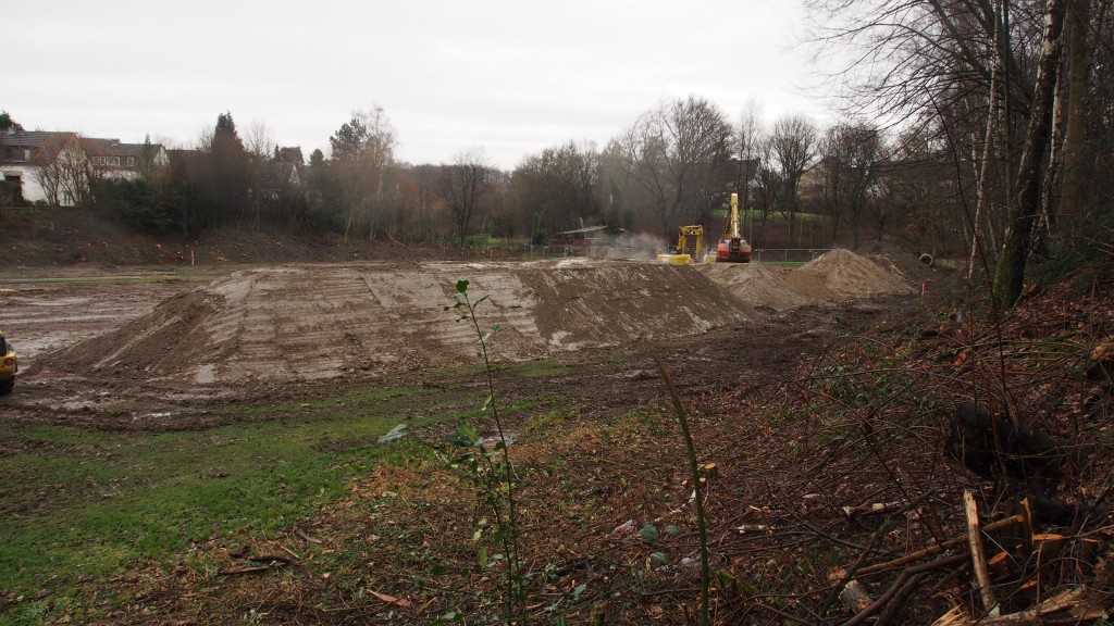 Hohe Erdwälle an der Sportplatz Westseite