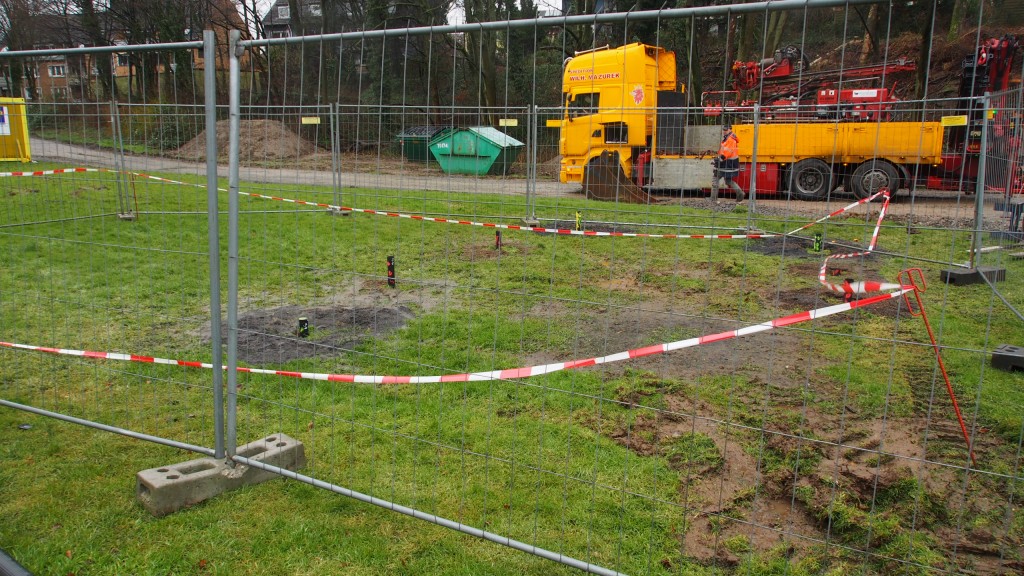 Bohrlöcher im Bereich der Tichtennisplatten