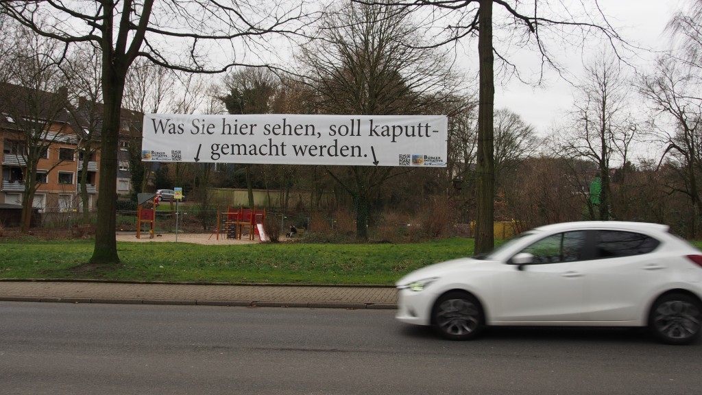 Unübersehbar: Protestbanner der Bürgerinitiative Am Kuhlenkamp