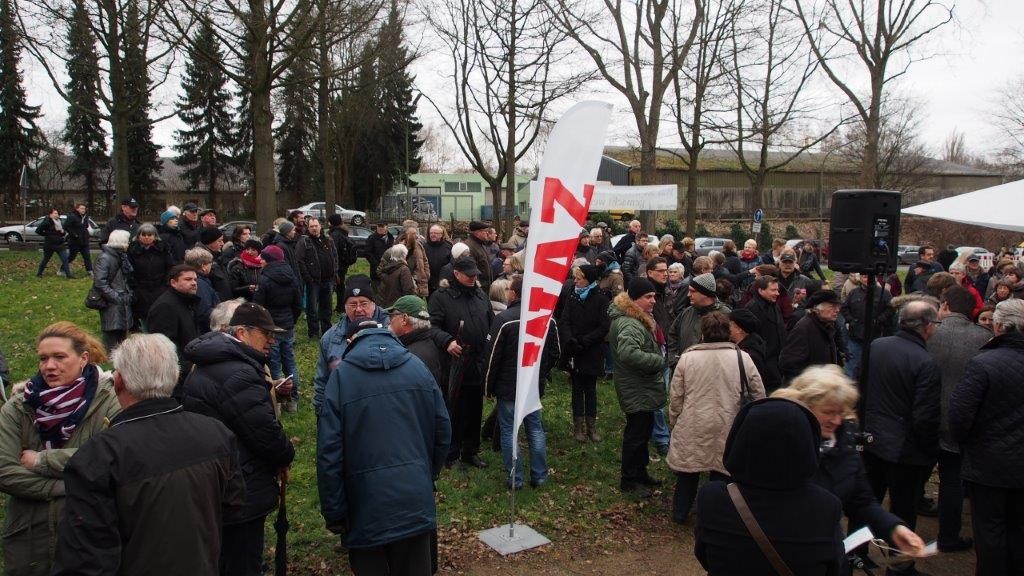 Die Wiese ist voll - die Menschen sind sauer auf die Politik