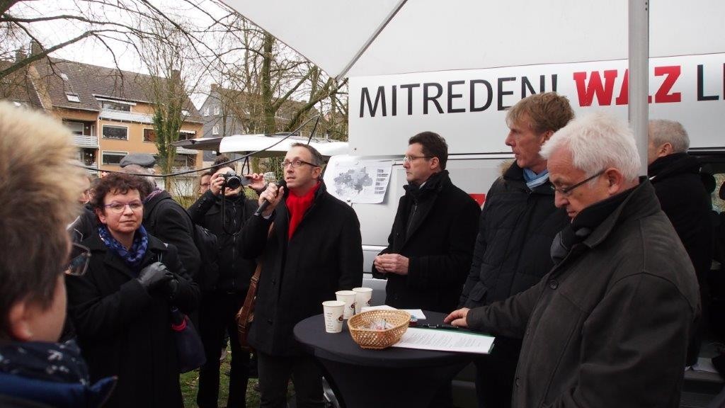 Bezirksbüegermeister Marc Gräf stößt bei den anwesenden Bürgern oft nicht nicht auf viel Zustimmung