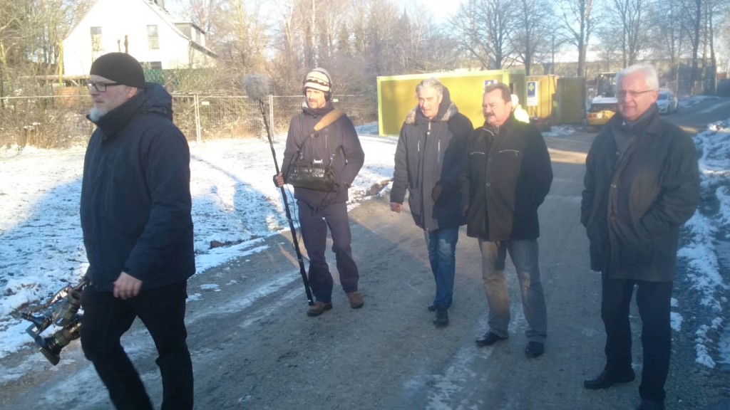 WDR Team mit Bürgerinitiative auf der Baustelle