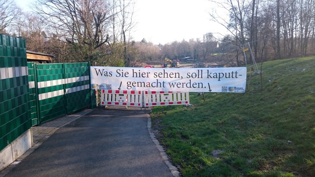 Protestbanner BAK nach Beschädigung durch staädtischen Mitarbeiter an neuem Ort aufgehangen