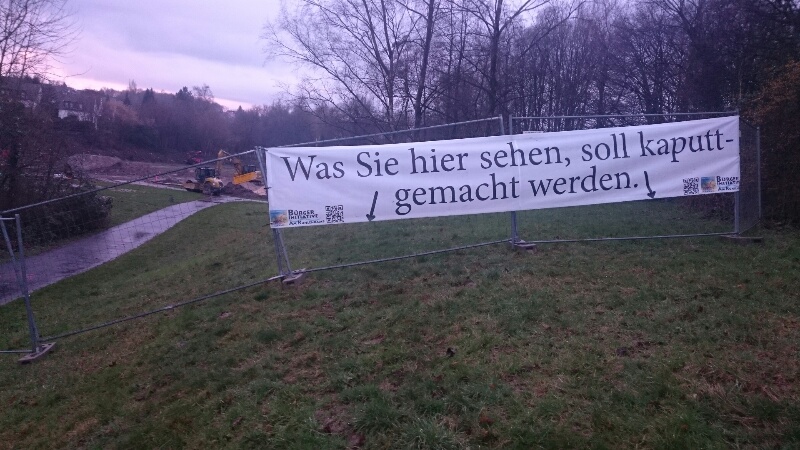 Protestbanner an neuem Ort