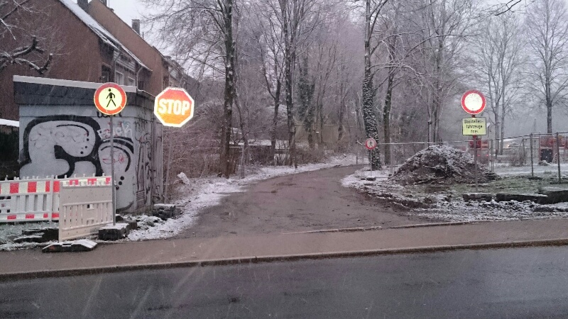 Beschilderung Baustelleneinfahrt zum Sportplatz Am Kuhlenkamp - lustig oder traurig?