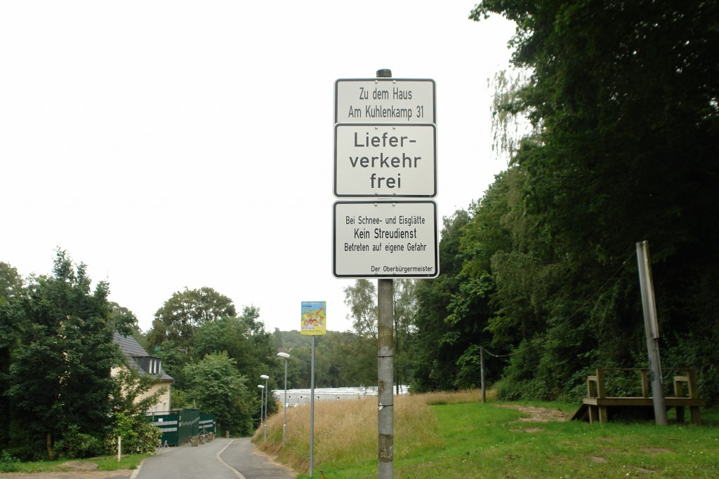 Neue Beschilderung an der Einmündung zur (früheren) Grünanlage Am Kuhlenkamp ab 5.7.16.