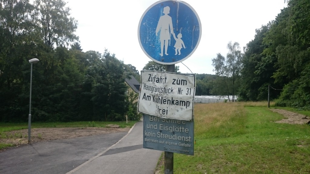 Bisherige Beschilderung an der Einmündung zur (früheren) Grünanlage Am Kuhlenkamp bis 5.7.16.