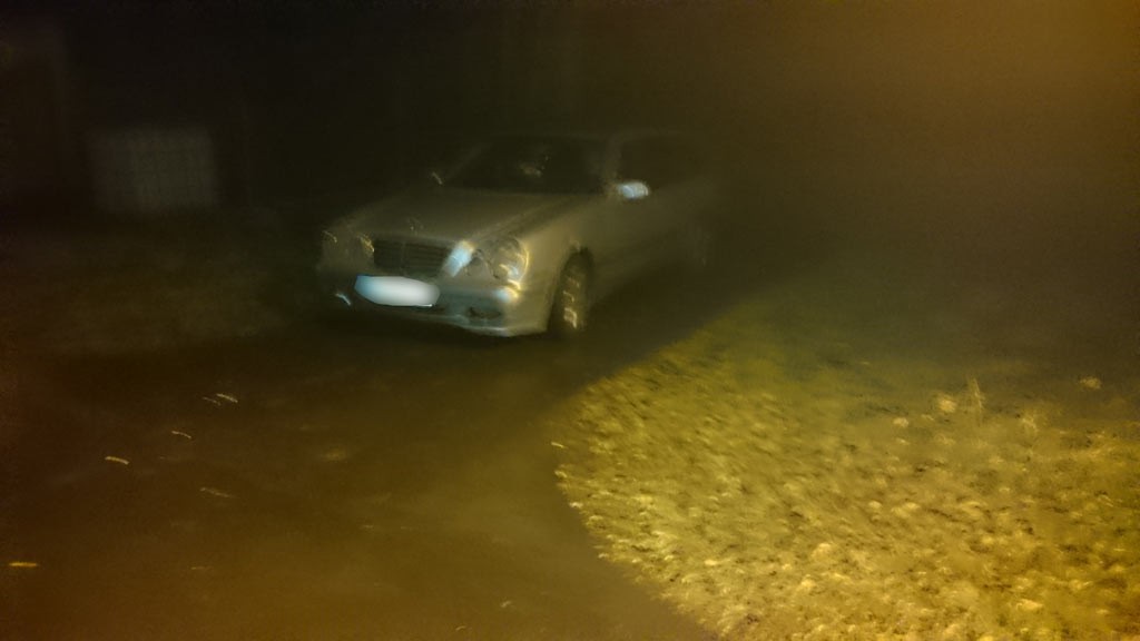 Auf Fußweg parkender PKW