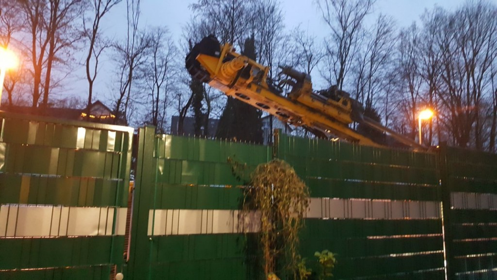 Schwerlastfahrzeuge auf Fussweg Am Kuhlenkamp