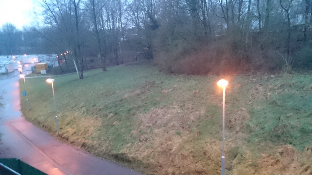 Seit über 20 Monaten: Weg-Beleuchtung auch, wenn es schon taghell ist.