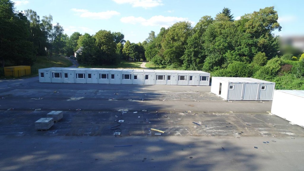 Südansicht: Noch 20 Container, 6.000 m2 Asphalt und jede Menge Dreck...