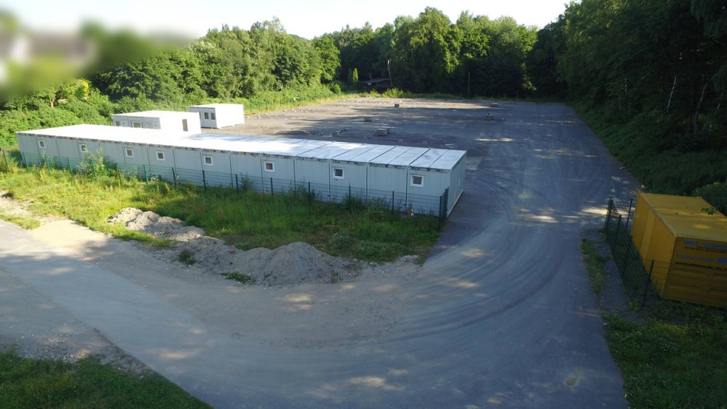 Nord-Westansicht: Noch 20 Container, 6.000 m2 Asphalt und jede Menge Dreck...