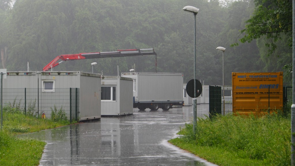 Erste Wohncontainer werden abgeholt