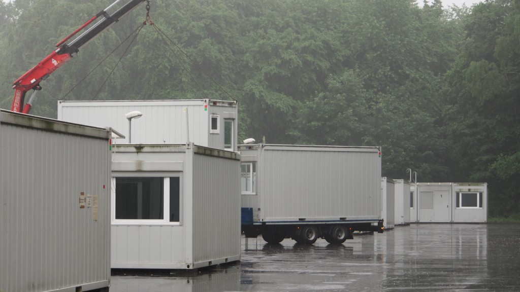 Erste Wohncontainer werden abgeholt