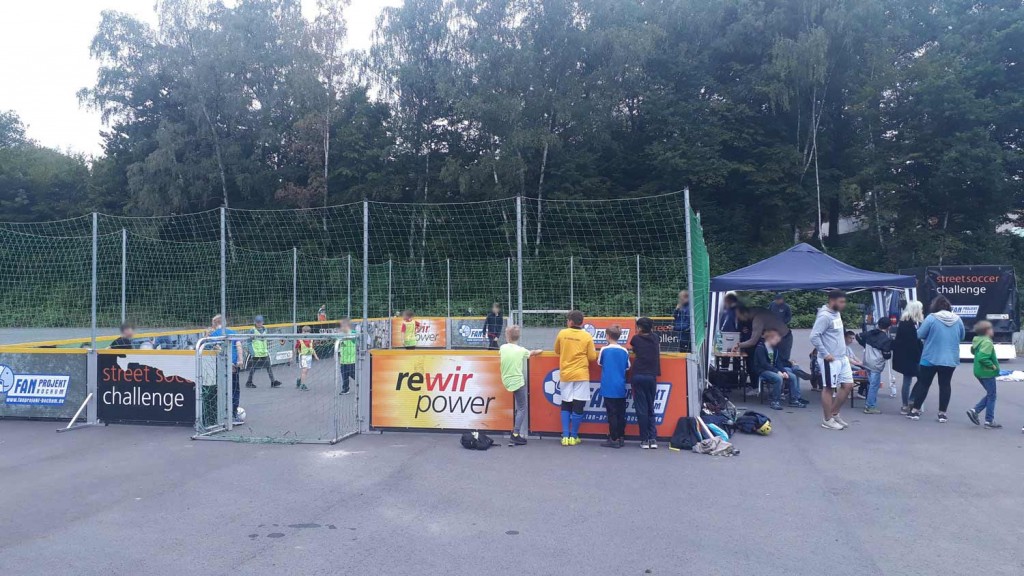 Street Soccer für Kids statt Container - Stadtwerke Bochum unterstützen Ferienspaß