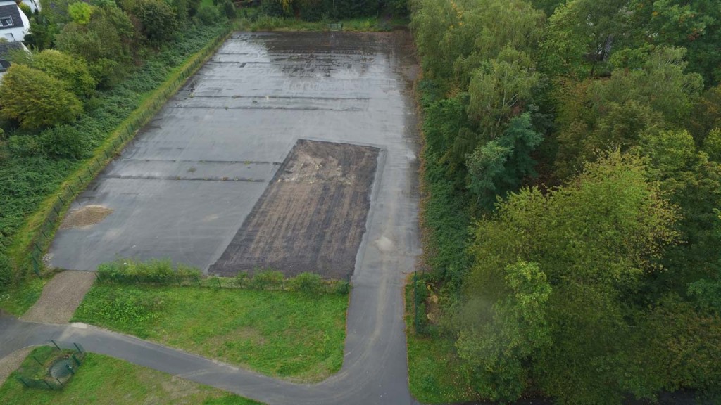 Asphaltversiegelung für Kleinspielfeld abgetragen