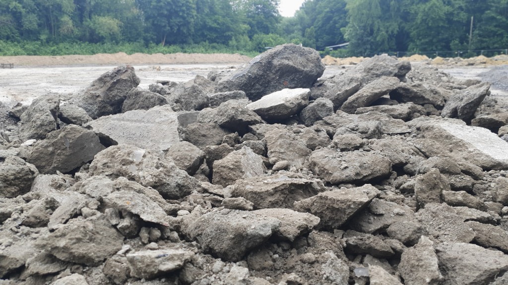 Aufnahme des verfestigten Bodenmaterials offensichtlich problematischer als geplant