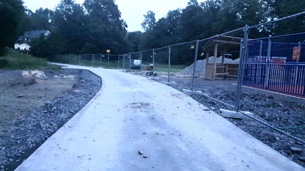 Blick zum Kuhlenkamp: Wegverbindung wurde zum ehemaligen Sportplatz abgezäunt.