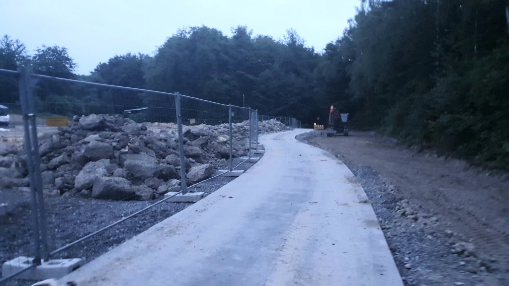 Blick in Richtung Siepen / Heinrich-König Str.: Wegverbindung wurde zum ehemaligen Sportplatz abgezäunt.