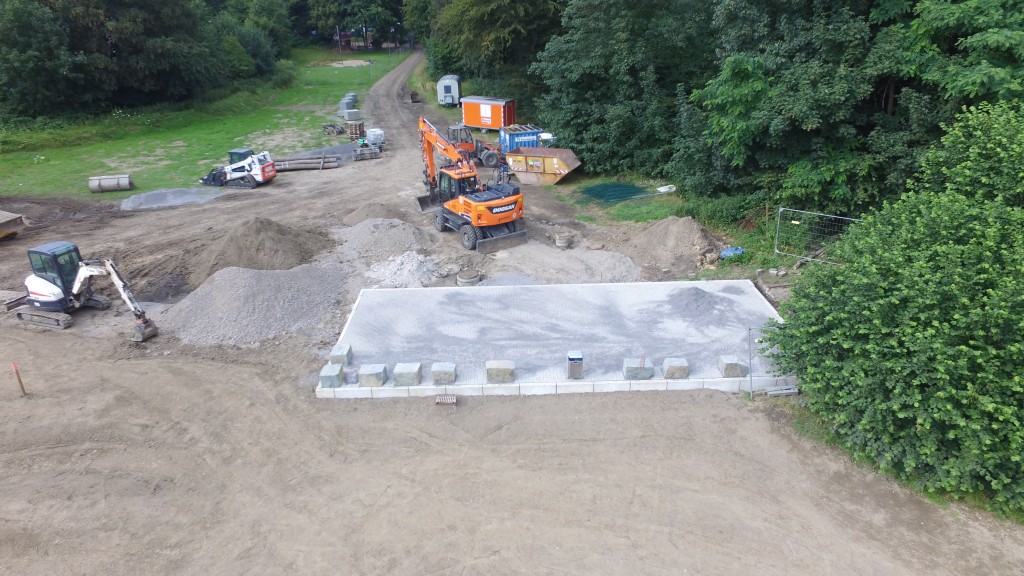 Stein des Anstoßes: Pflasterfläche an Wegmündung von der Natorpstraße