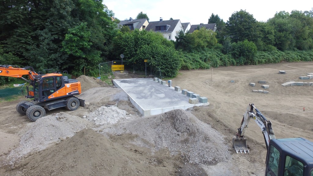 Stein des Anstoßes: Pflasterfläche an Wegmündung von der Natorpstraße