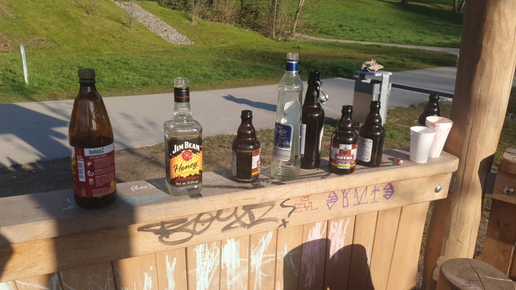 Sa. 17.4.2021 Glasmüll / Scherben / am Kleinspielfeld