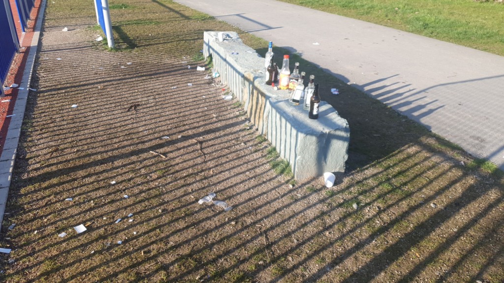 Sa. 17.4.2021 Glasmüll / Scherben / am Kleinspielfeld