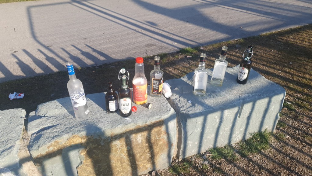 Sa. 17.4.2021 Glasmüll / Scherben / am Kleinspielfeld